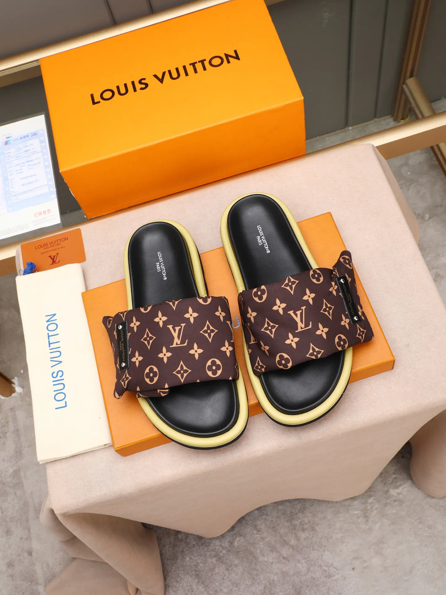 PP360 [LOUIS VUITTON] Louis Vuitton, LV printing, men's and women's slippers are on the market. The drawer box packaging comes with a cloth bag and a card. The upper pattern looks very soft and waxy, and it is a super versatile leg slimming tool. Fabric: imported denim/canvas/old fabric, LV hardware LOGO, official website pattern printing, comfortable to wear, feet: high-elastic PU water table. Sole: foam sole, heel height: about 5cm. Code number: 35-46, 35, 45, 46 are custom-made and non-returnable. Color: multiple colors and styles available.